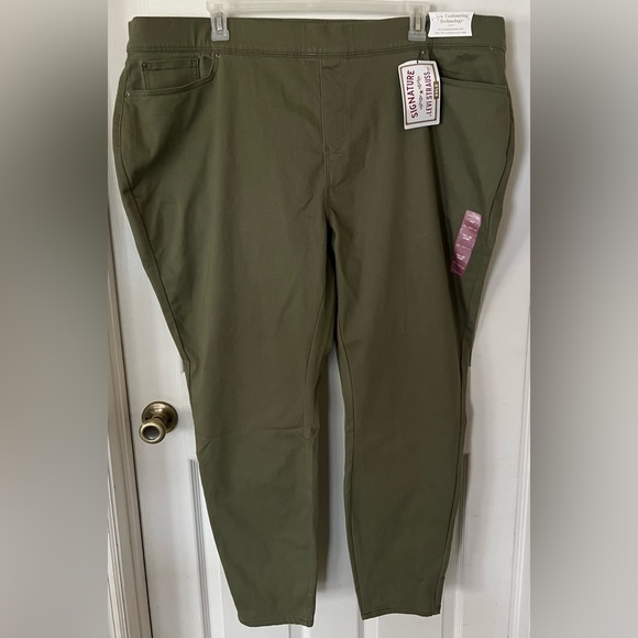 Signature by Levi Strauss & Co. Gold Label Women's Totally Shaping Pull-on Size - Picture 2 of 11